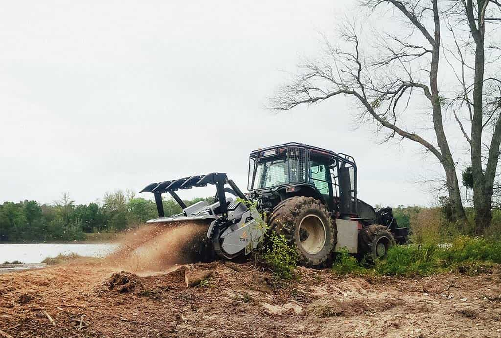 imagen de una trituradora de ramas para tractor